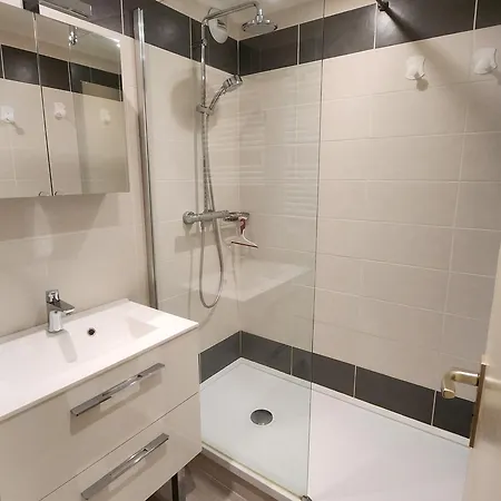 Apartment Cosy Pres Des Pistes Avec Balcon Et Tv - Fr-1-181-2832 *